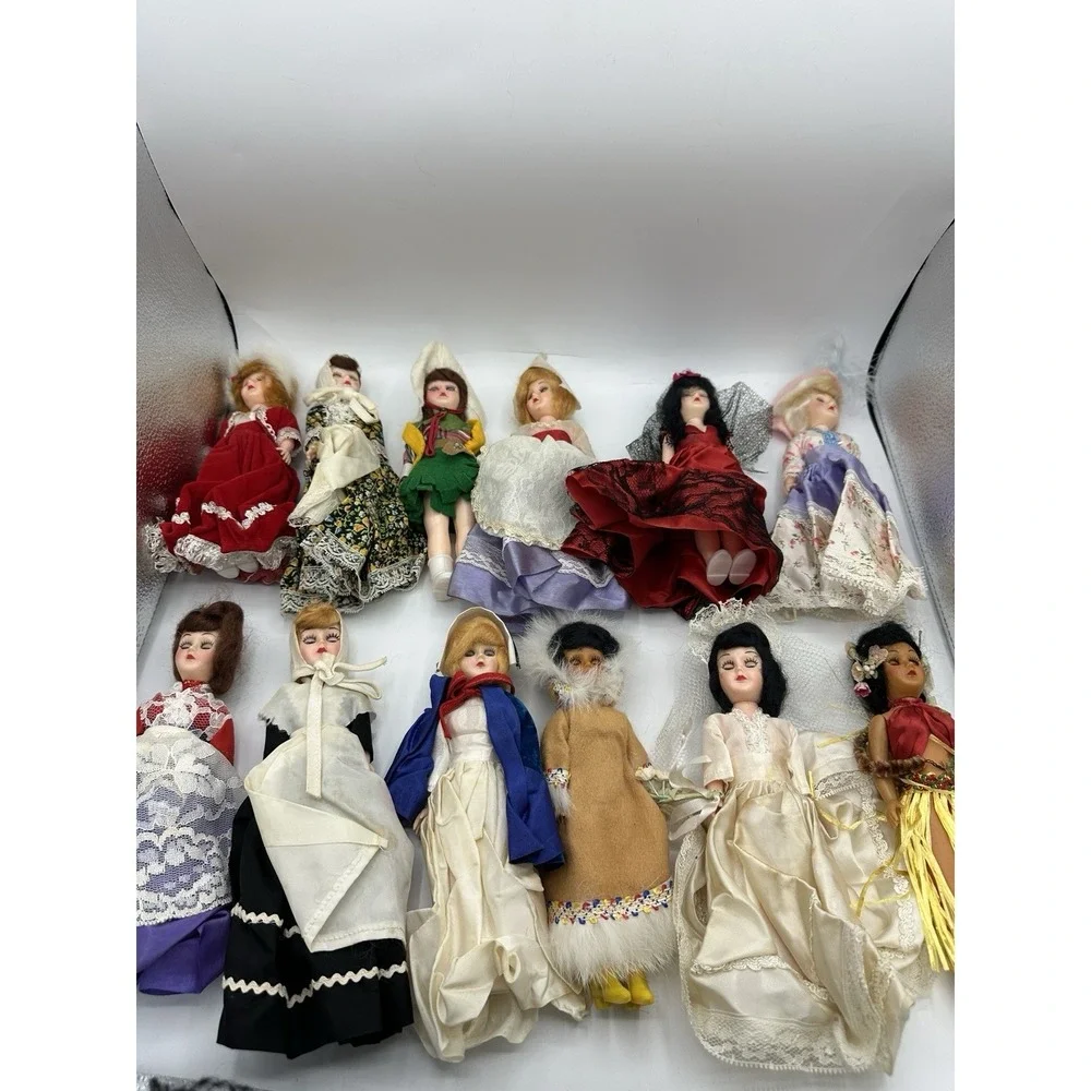 Vintage Dolls of the World Lot 12 Sleepy Eyes Hong Kong National Costume